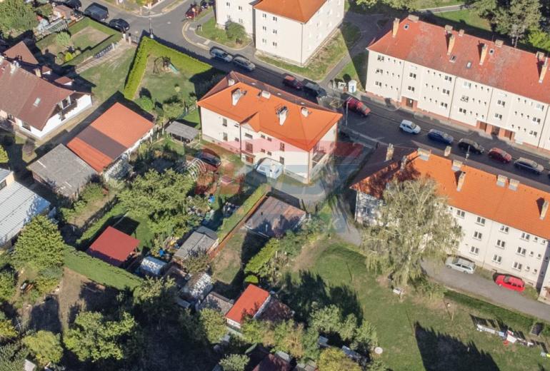 Prodej slunného zděného bytu 3+1 s balkonem a vlastní zahrádkou v Sušici