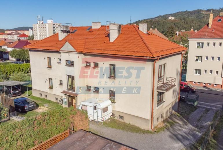 Prodej slunného zděného bytu 3+1 s balkonem a vlastní zahrádkou v Sušici