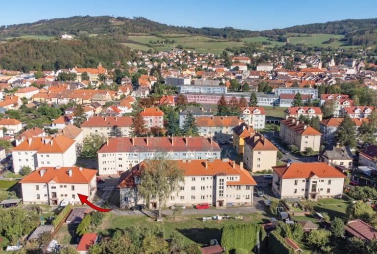 Prodej slunného zděného bytu 3+1 s balkonem a vlastní zahrádkou v Sušici