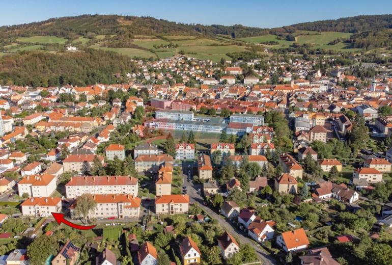 Prodej slunného zděného bytu 3+1 s balkonem a vlastní zahrádkou v Sušici