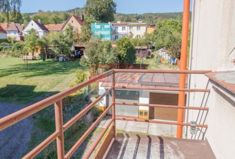 Prodej slunného zděného bytu 3+1 s balkonem a vlastní zahrádkou v Sušici