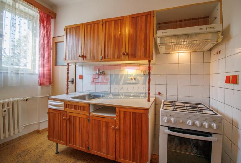 Prodej slunného zděného bytu 3+1 s balkonem a zahrádkou v Sušici