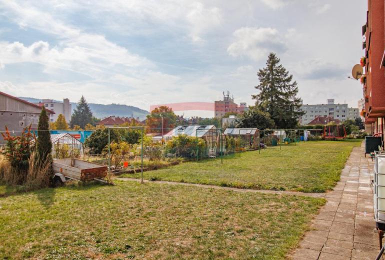 Prodej slunného zděného bytu 3+1 s balkonem a zahrádkou v Sušici