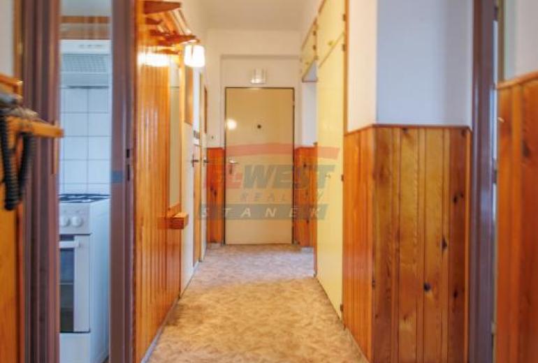 Prodej slunného zděného bytu 3+1 s balkonem a zahrádkou v Sušici