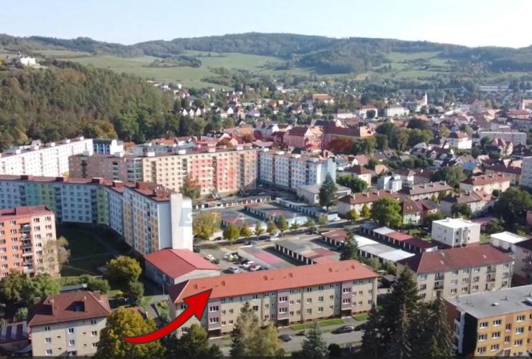 Prodej slunného zděného bytu 3+1 s balkonem a zahrádkou v Sušici