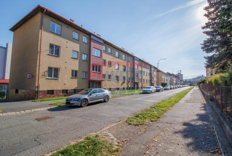Prodej slunného zděného bytu 3+1 s balkonem a zahrádkou v Sušici