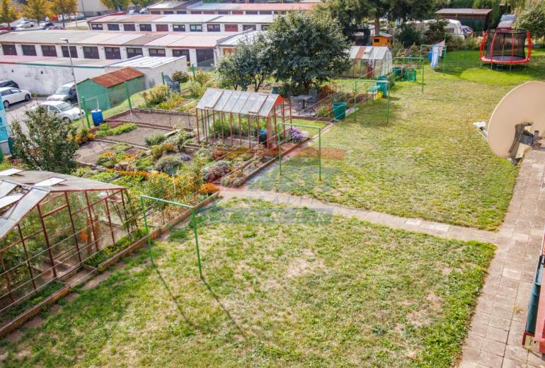 Prodej slunného zděného bytu 3+1 s balkonem a zahrádkou v Sušici