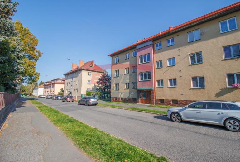 Prodej slunného zděného bytu 3+1 s balkonem a zahrádkou v Sušici