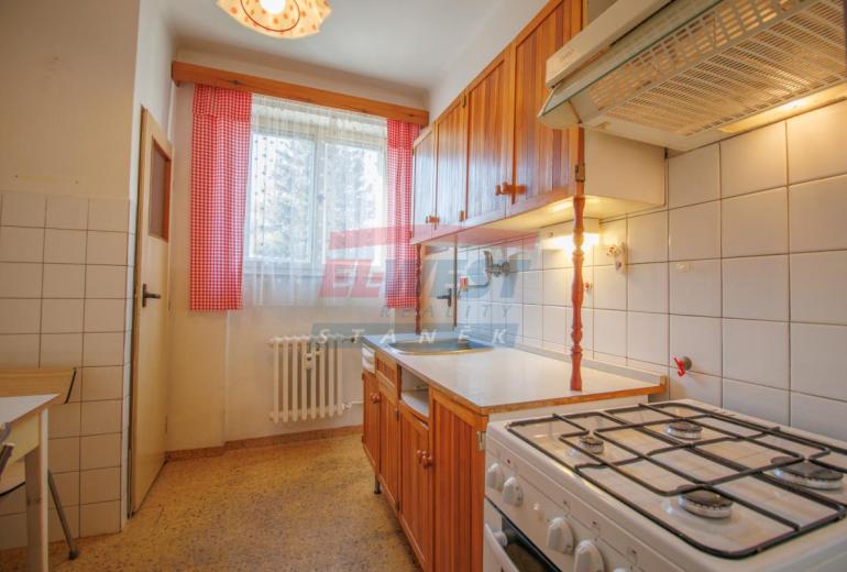 Prodej slunného zděného bytu 3+1 s balkonem a zahrádkou v Sušici
