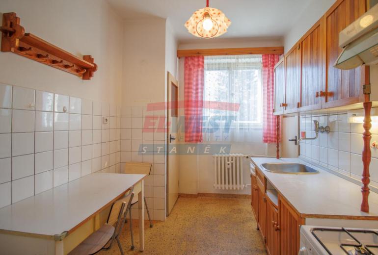 Prodej slunného zděného bytu 3+1 s balkonem a zahrádkou v Sušici