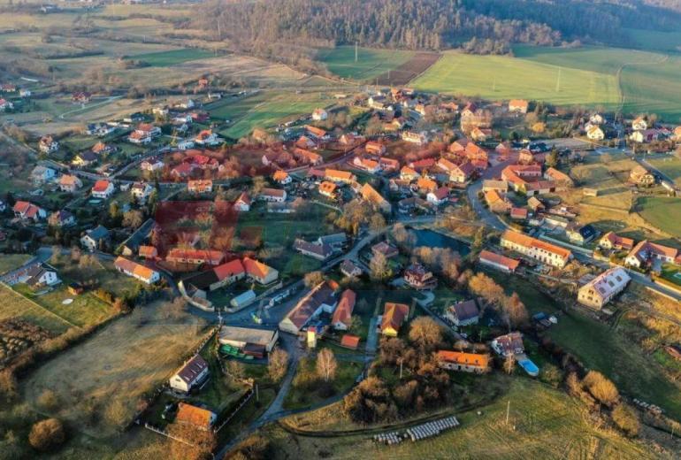 POZEMEK URČENÝ K VÝSTAVBĚ RODINNÉHO DOMU U SLAP - PRAHA - ZÁPAD