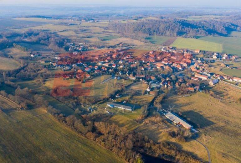 POZEMEK URČENÝ K VÝSTAVBĚ RODINNÉHO DOMU U SLAP - PRAHA - ZÁPAD