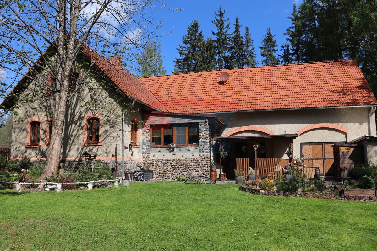 PRODEJ DOMU NA ŠUMAVĚ NA SAMOTĚ U LESA S VLASTNÍM RYBNÍKEM A ROZLEHLÝM POZEMKEM