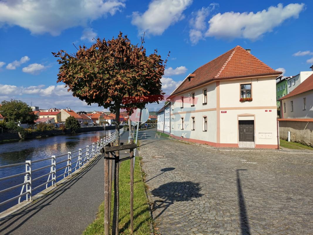 Pronájem samostatného bytu 1+kk ve zděném domě v centru Sušice