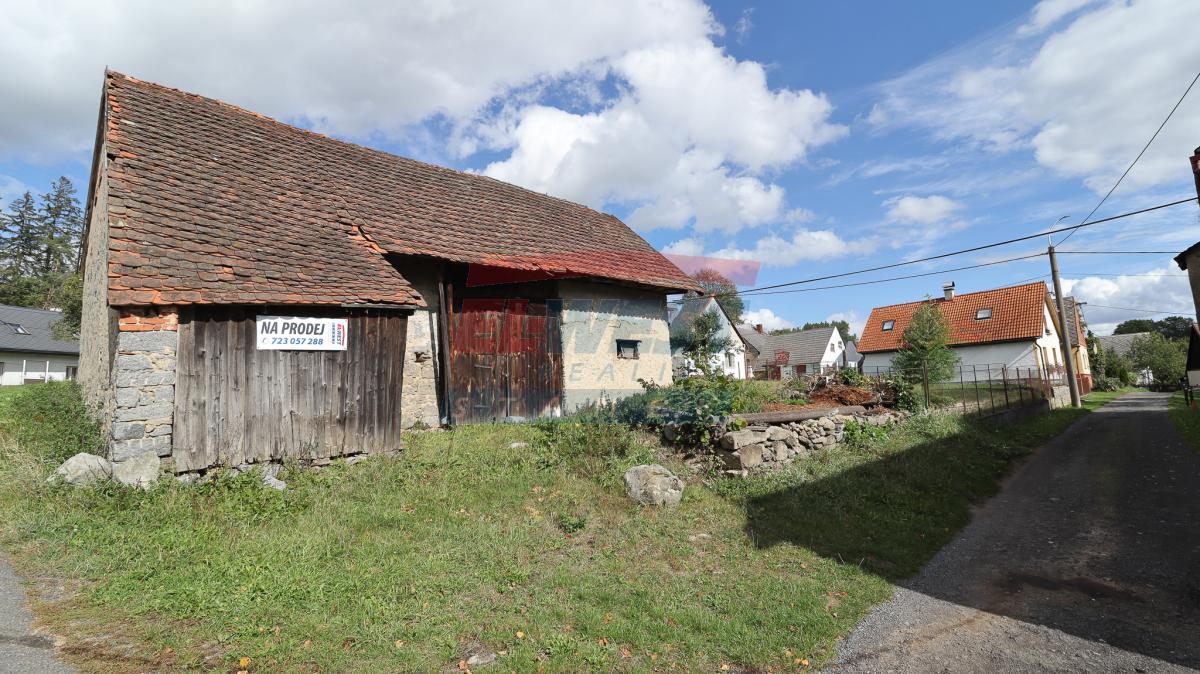 Prodej stodoly se stavebním pozemkem v Mlázovech