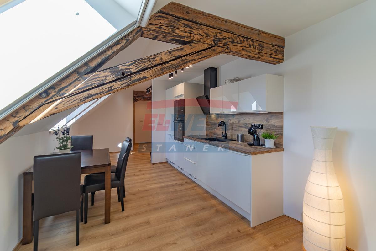 Prodej nového vybaveného apartmánu č. 4 s vlastním parkovacím stáním a zahrádkou