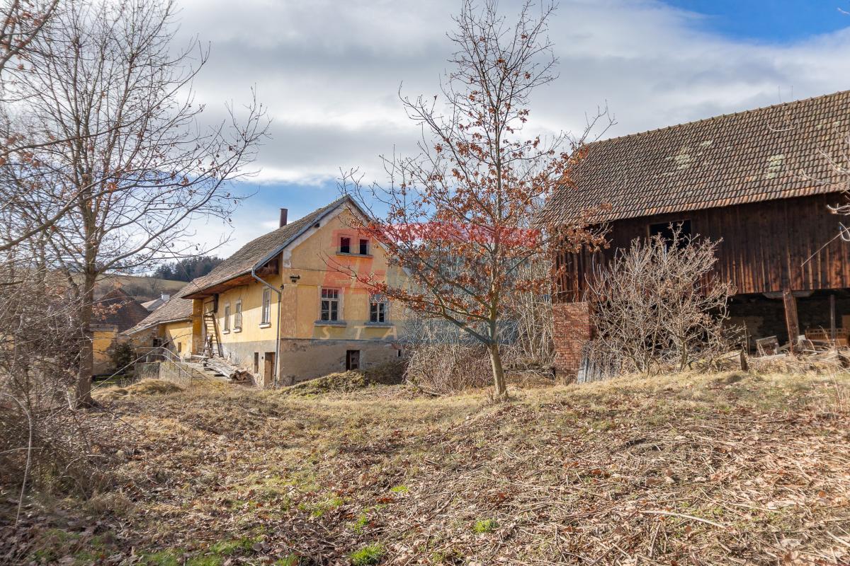Prodej šumavského stavení s monumentální stodolou v Kadešicích u Sušice
