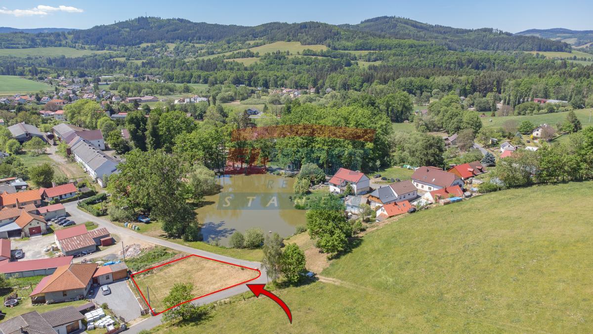 Prodej pozemku určeného k výstavbě RD u rybníku v Dlouhé Vsi u Sušice