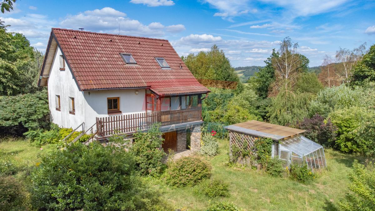 Rodinný dům na polosamotě uprostřed šumavské přírody s rozsáhlým stavebním pozemkem 4 804 m²