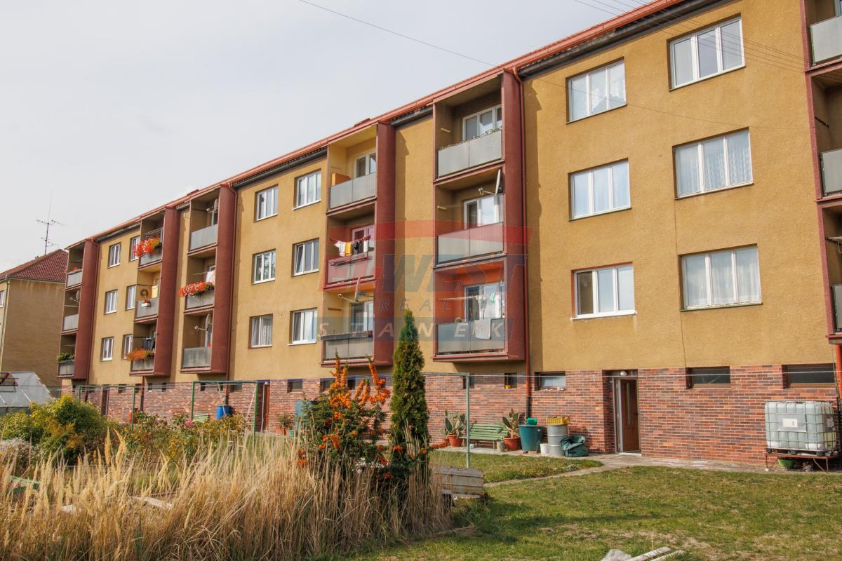 Prodej slunného zděného bytu 3+1 s balkonem a zahrádkou v Sušici